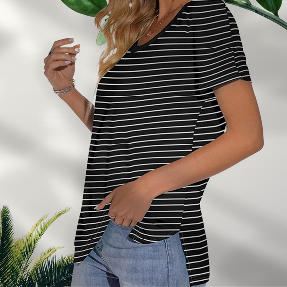 ⭐️Black and white striped short sleeve scoop neck t-shirt size large women’s - Picture 2 of 8